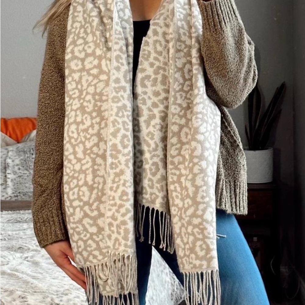 *BRAND NEW!* Cozy Neutral Leopard Print Fringe Scarf
